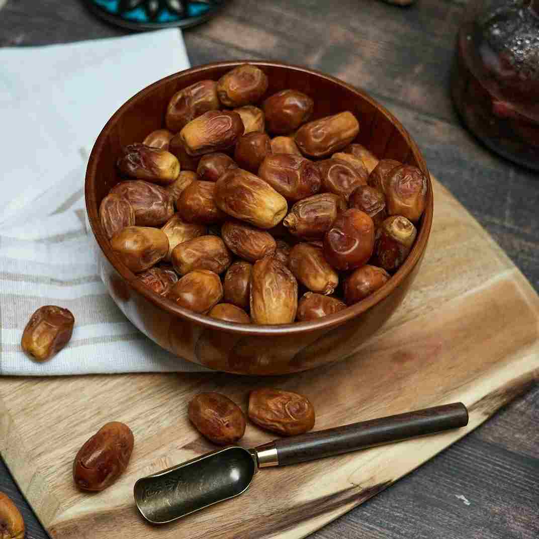 خرما زاهدی برای قند با جایگزینی طبیعی در کنار نوشیدنی های گرم